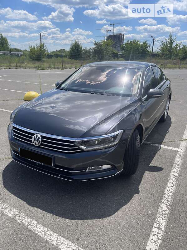 Седан Volkswagen Passat 2018 в Киеве