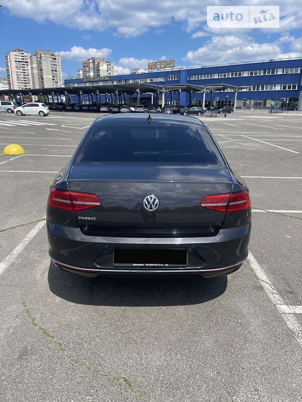 Седан Volkswagen Passat 2018 в Киеве