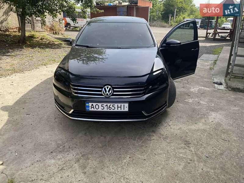 Седан Volkswagen Passat 2011 в Хусті