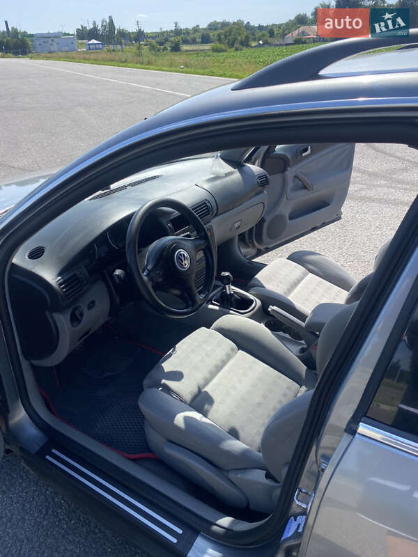 Універсал Volkswagen Passat 2002 в Ромнах