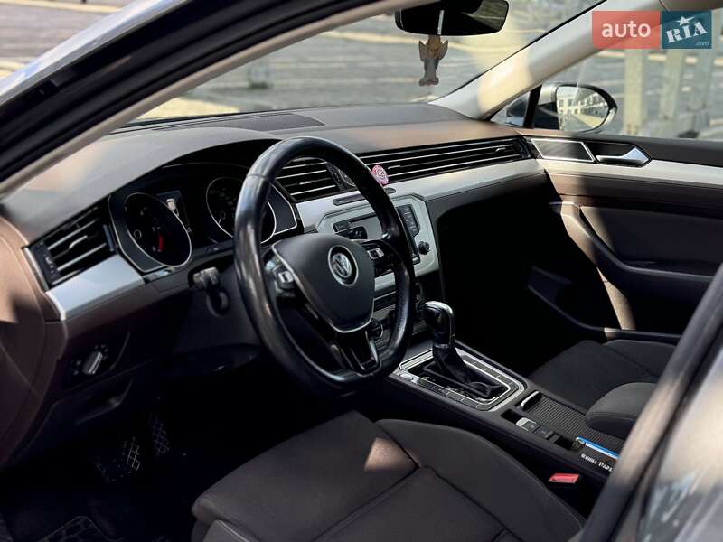 Седан Volkswagen Passat 2016 в Львове
