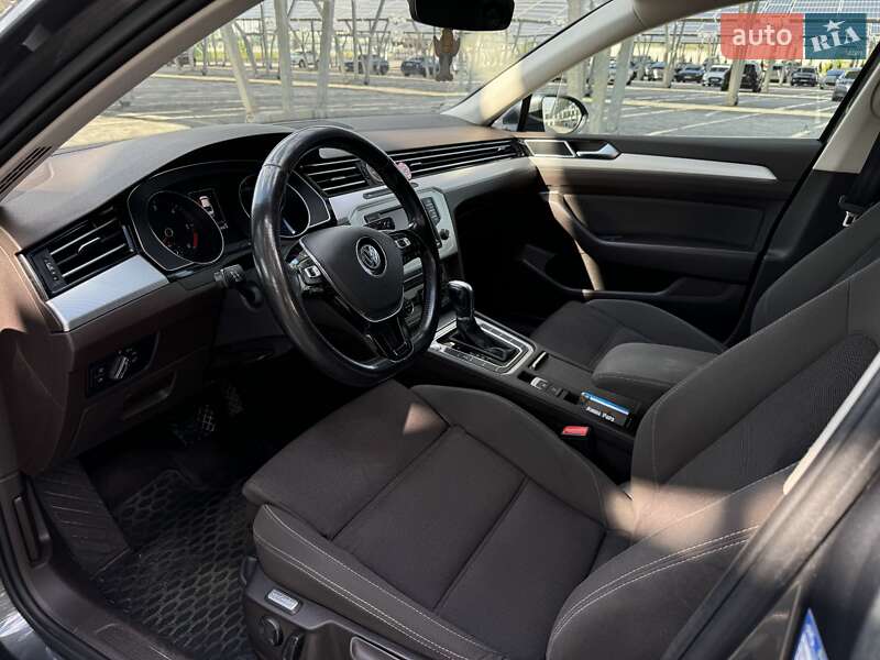 Седан Volkswagen Passat 2016 в Львове