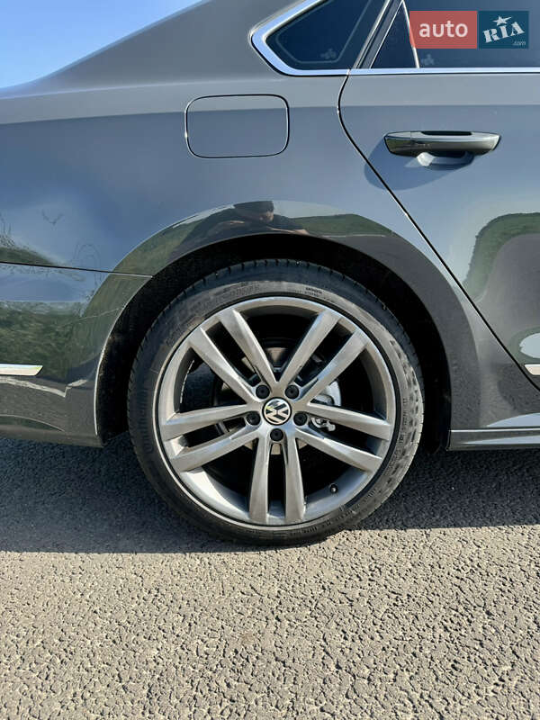 Седан Volkswagen Passat 2016 в Чернігові