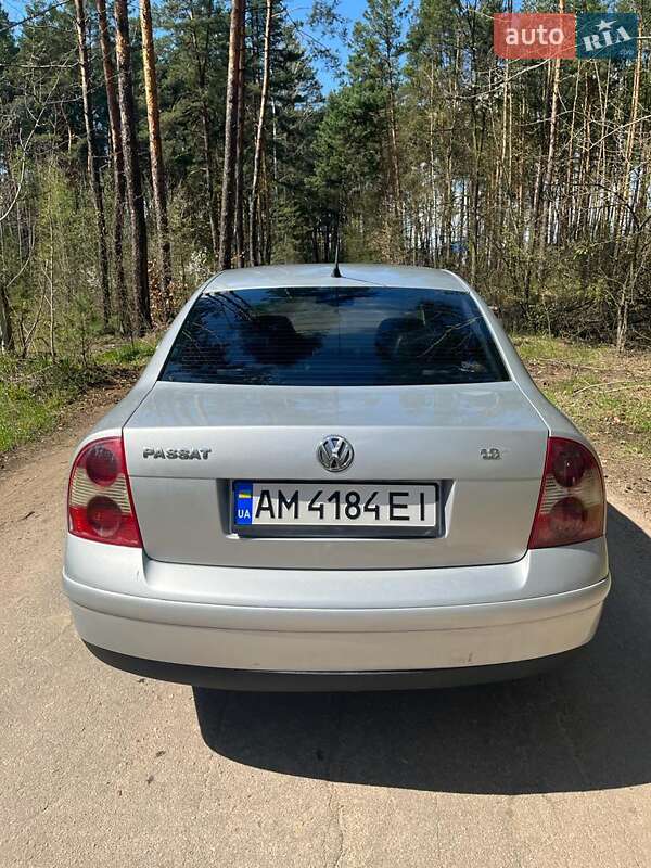 Седан Volkswagen Passat 2001 в Киеве