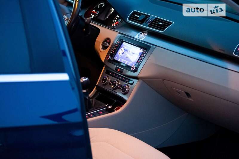 Універсал Volkswagen Passat 2012 в Івано-Франківську