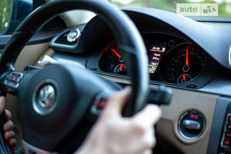 Універсал Volkswagen Passat 2012 в Івано-Франківську