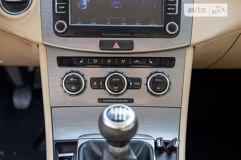 Універсал Volkswagen Passat 2012 в Івано-Франківську