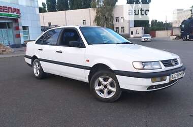 Седан Volkswagen Passat 1995 в Киеве