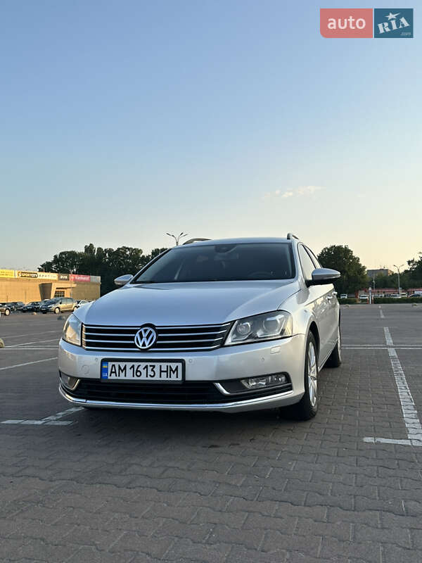 Універсал Volkswagen Passat 2012 в Житомирі