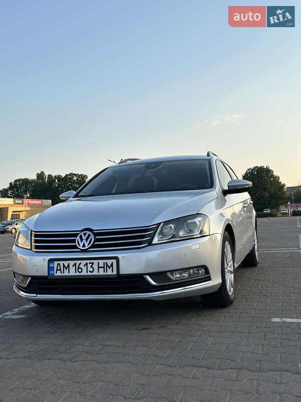 Універсал Volkswagen Passat 2012 в Житомирі