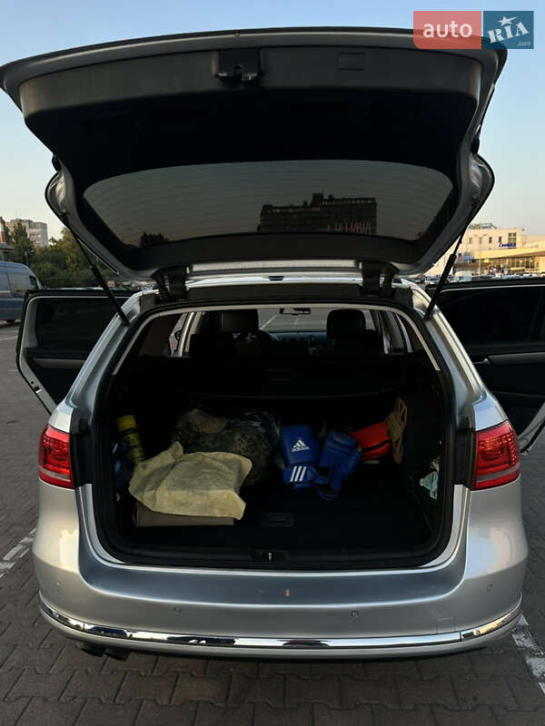 Універсал Volkswagen Passat 2012 в Житомирі