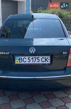 Седан Volkswagen Passat 2004 в Мостиске