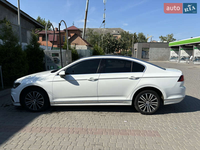 Седан Volkswagen Passat 2015 в Ивано-Франковске