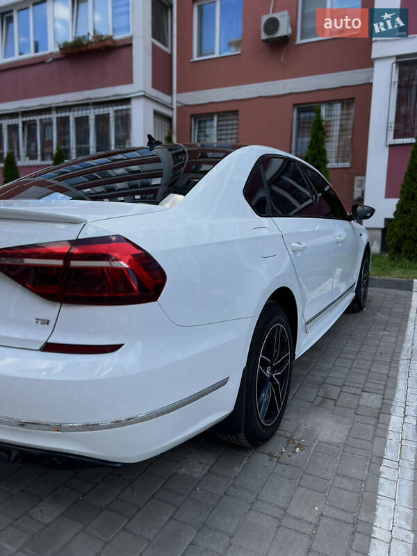 Седан Volkswagen Passat 2016 в Днепре