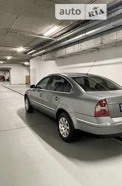 Седан Volkswagen Passat 2003 в Києві