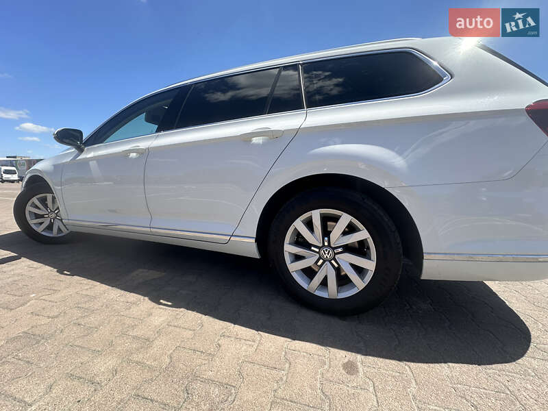 Універсал Volkswagen Passat 2017 в Житомирі