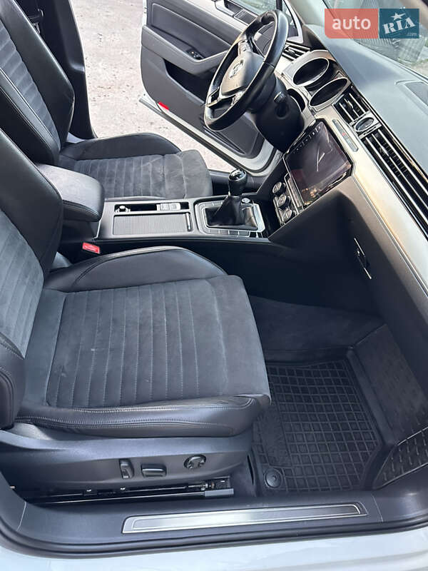 Універсал Volkswagen Passat 2017 в Житомирі