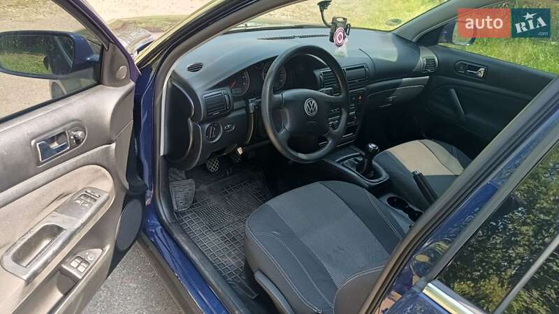 Седан Volkswagen Passat 2001 в Східниці