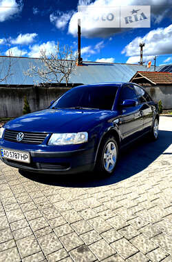 Седан Volkswagen Passat 1998 в Іршаві