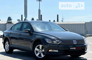 Седан Volkswagen Passat 2018 в Киеве