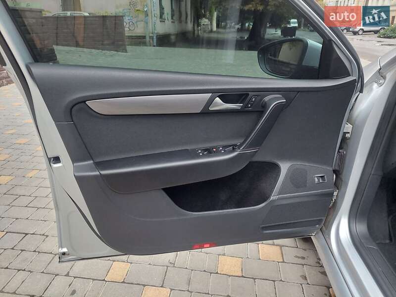 Універсал Volkswagen Passat 2013 в Одесі