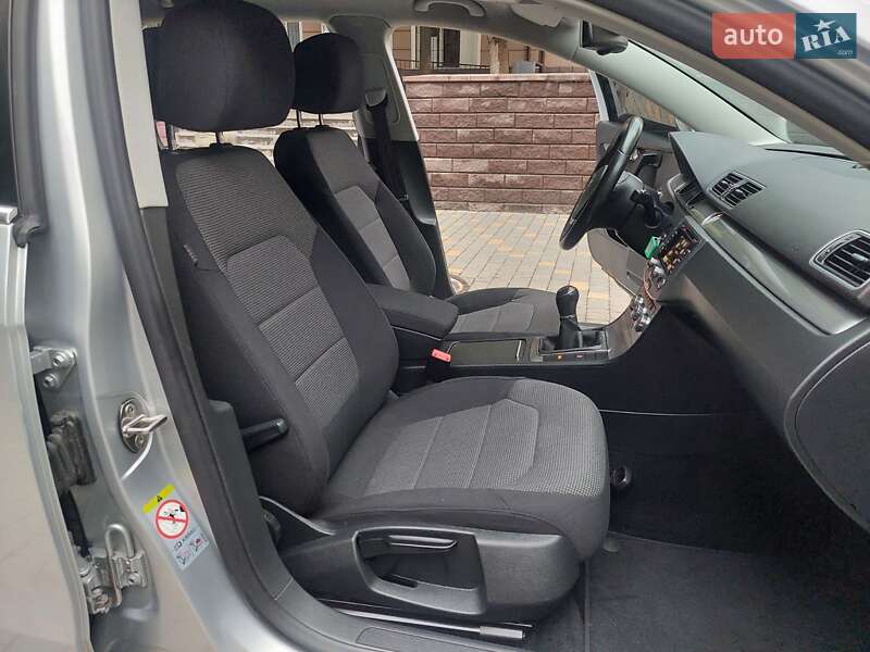 Універсал Volkswagen Passat 2013 в Одесі
