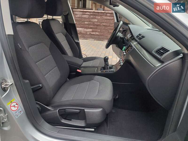 Універсал Volkswagen Passat 2013 в Одесі