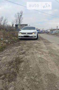 Седан Volkswagen Passat 2015 в Києві