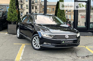 Седан Volkswagen Passat 2016 в Киеве