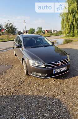 Универсал Volkswagen Passat 2011 в Стебнику