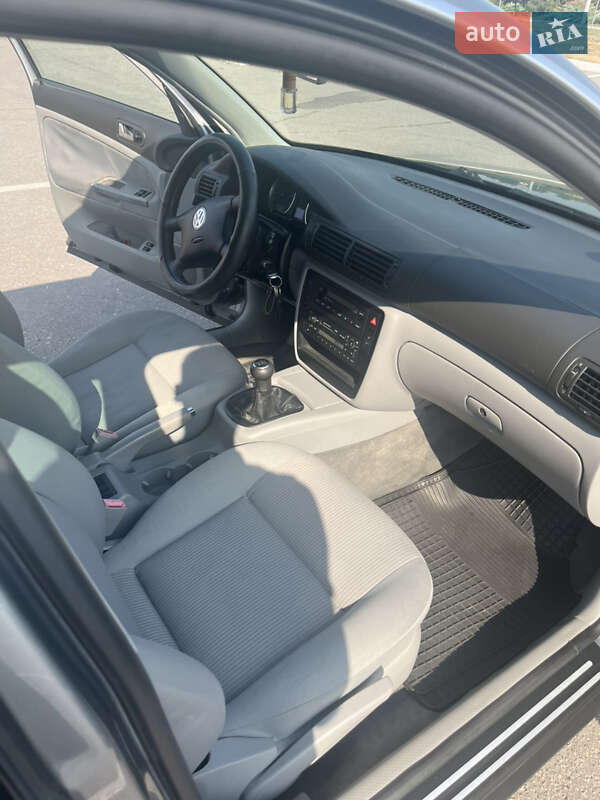 Седан Volkswagen Passat 2002 в Чернівцях