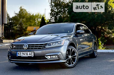 Седан Volkswagen Passat 2016 в Днепре