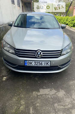 Седан Volkswagen Passat 2014 в Ровно