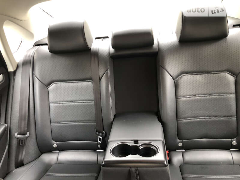 Седан Volkswagen Passat 2012 в Києві