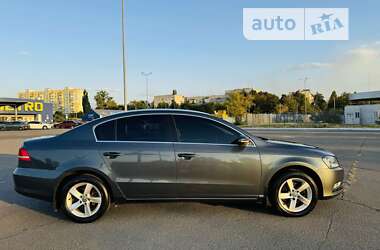 Седан Volkswagen Passat 2012 в Харкові