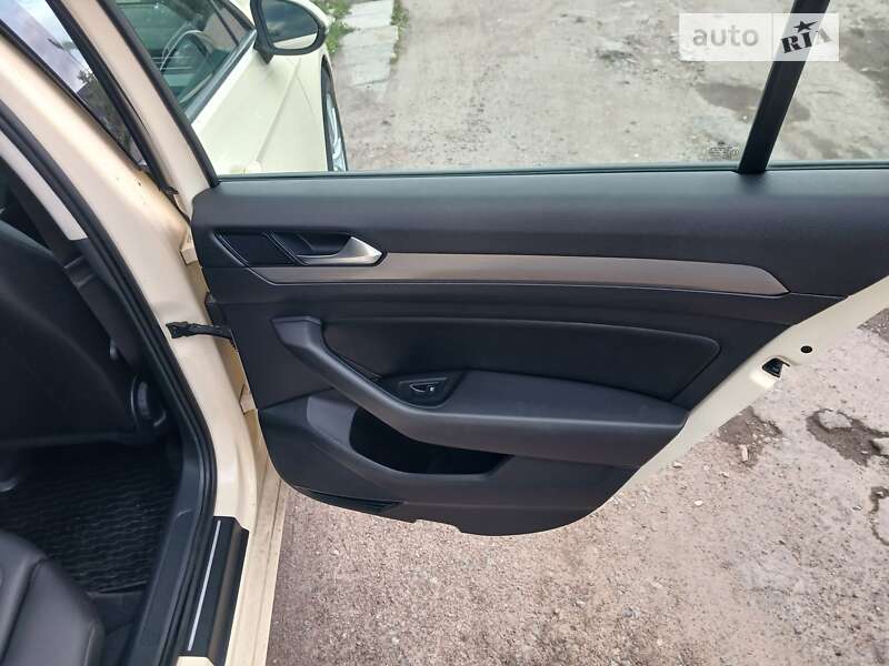 Универсал Volkswagen Passat 2017 в Житомире