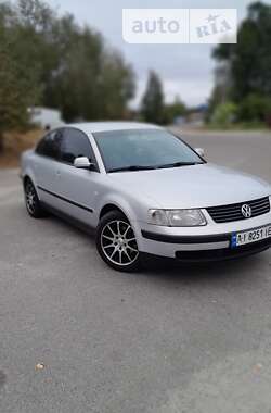 Седан Volkswagen Passat 2000 в Гостомеле