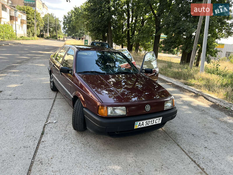 Седан Volkswagen Passat 1991 в Побужском