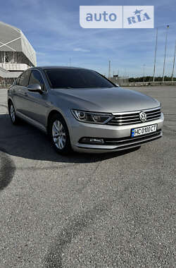 Седан Volkswagen Passat 2015 в Львове