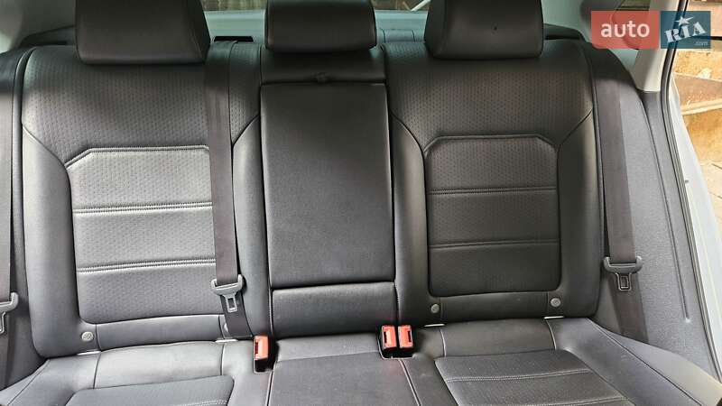 Седан Volkswagen Passat 2015 в Одессе