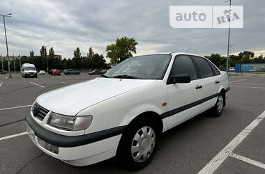 Седан Volkswagen Passat 1996 в Днепре