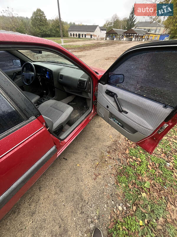 Седан Volkswagen Passat 1991 в Богуславе