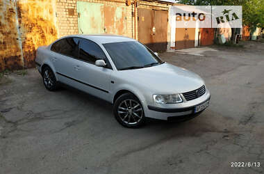 Седан Volkswagen Passat 1999 в Запорожье