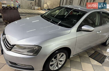 Седан Volkswagen Passat 2011 в Львове