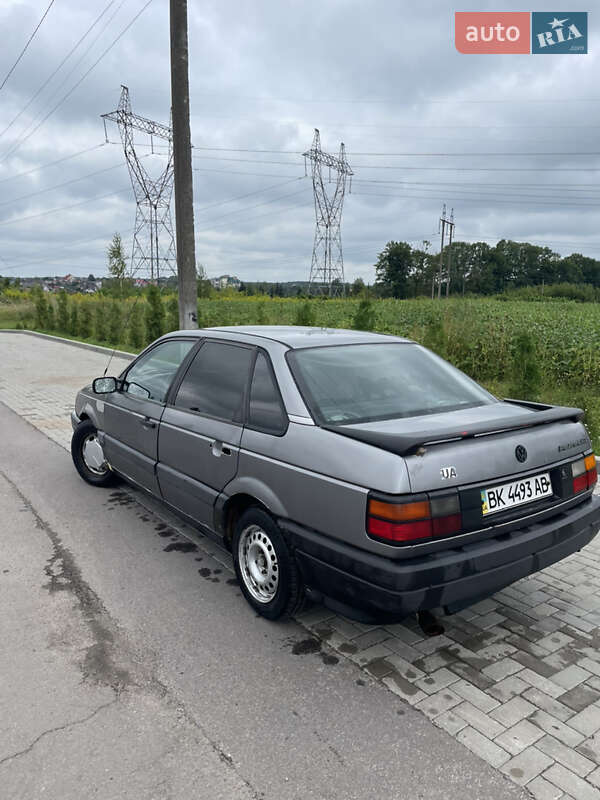 Седан Volkswagen Passat 1989 в Ровно