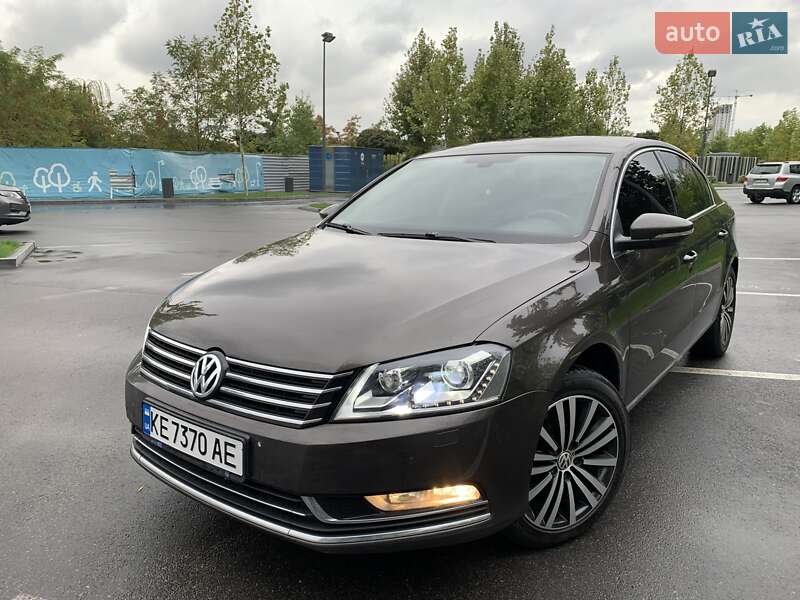 Седан Volkswagen Passat 2012 в Днепре