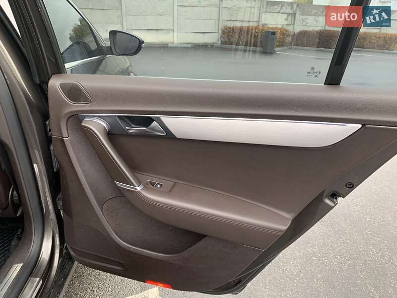 Седан Volkswagen Passat 2012 в Днепре