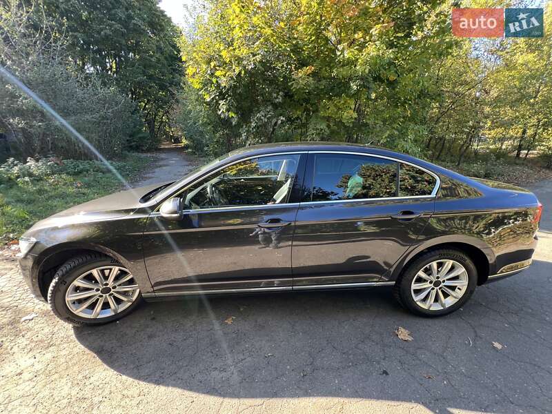 Седан Volkswagen Passat 2018 в Киеве