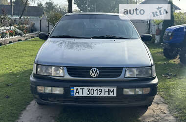 Седан Volkswagen Passat 1994 в Городенці