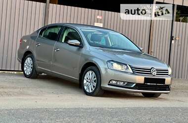 Седан Volkswagen Passat 2012 в Киеве